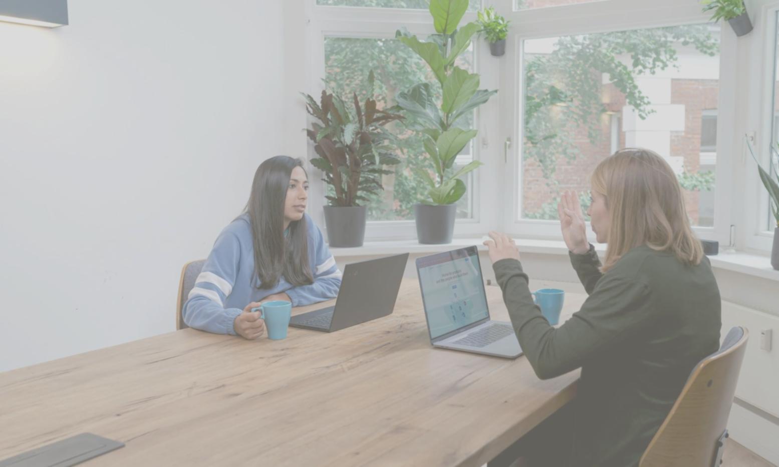 Session de formation financière en cours avec participants engagés